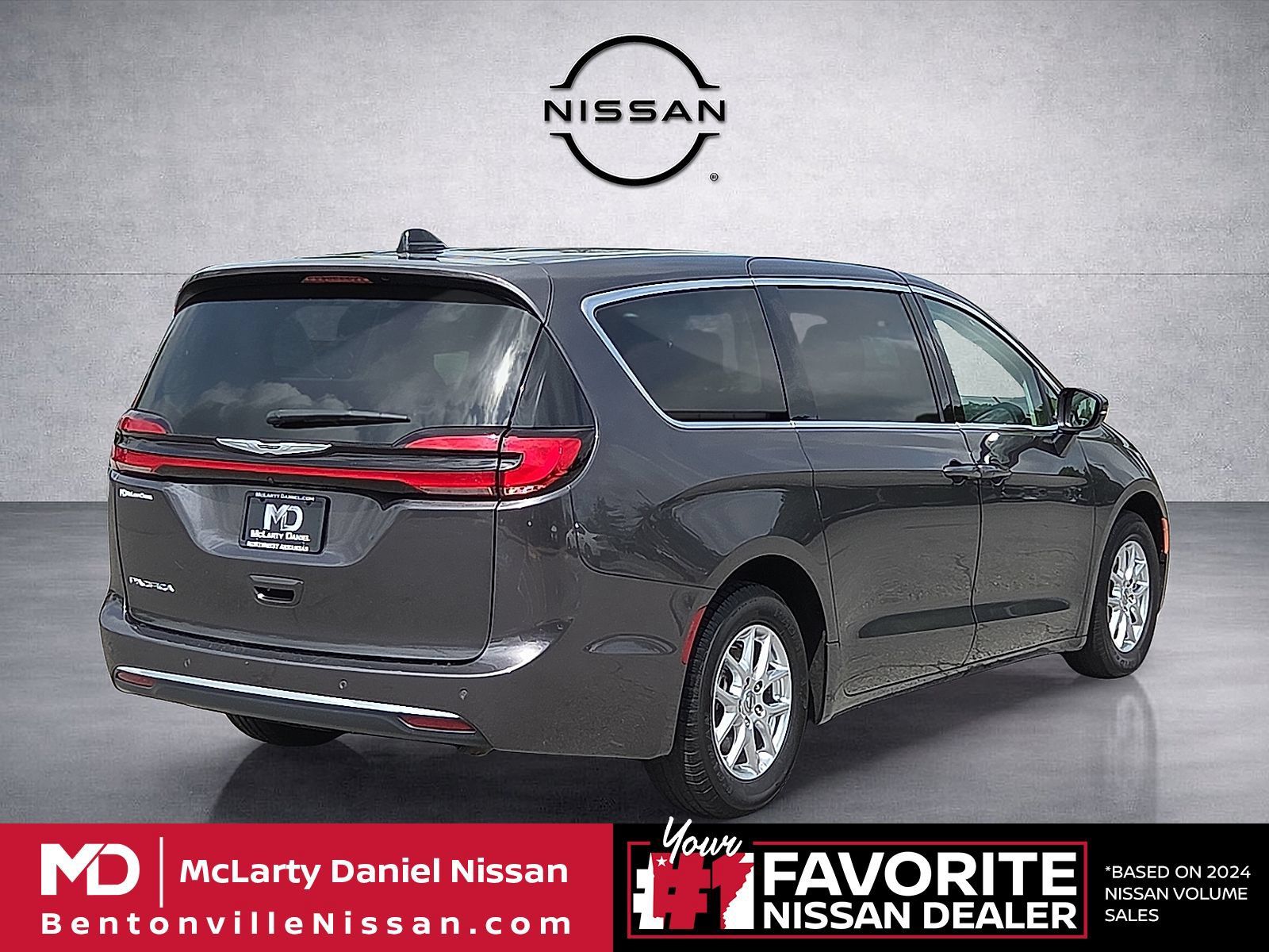 Used 2023 Chrysler Pacifica Touring-L FWD image 5