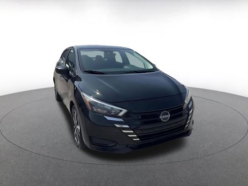 Used 2025 Nissan Versa SV image 3