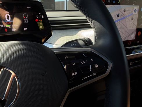 Used 2025 Volkswagen ID. Buzz Pro S Plus image 31