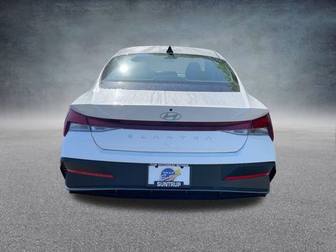 Certified 2025 Hyundai Elantra SE image 30