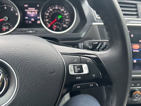 Used 2020 Volkswagen Tiguan SE w/ Panoramic Sunroof Package image 30