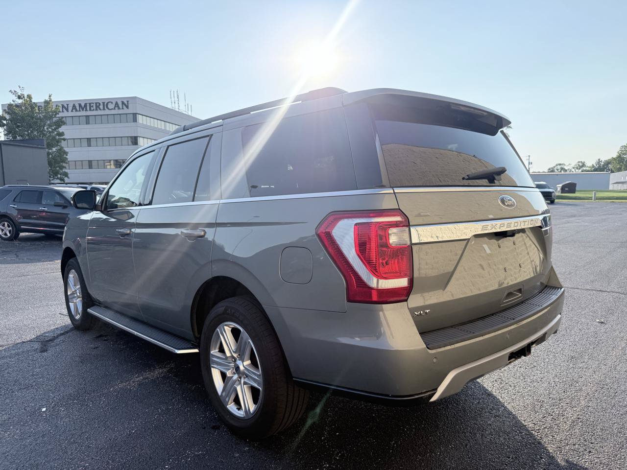 Used 2019 Ford Expedition XLT w/ Equipment Group 202A RWD image 3