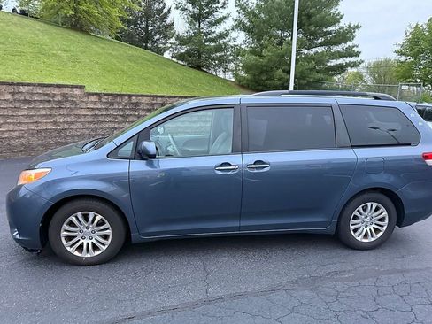 Used 2014 Toyota Sienna XLE w/ Entertainment Package FWD image 5