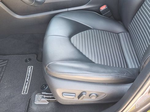 Used 2021 Toyota Highlander XSE FWD image 20