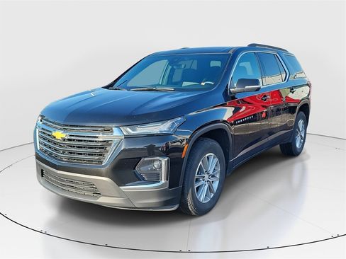 Used 2023 Chevrolet Traverse LT image 2
