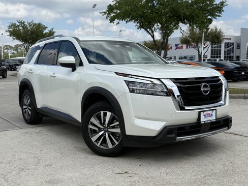 Used 2024 Nissan Pathfinder SL image 2