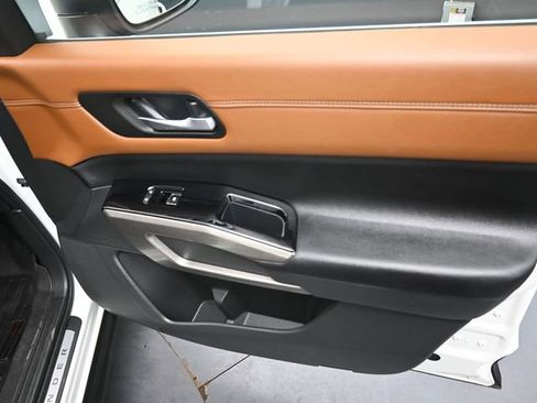 Used 2023 Nissan Pathfinder Platinum AWD/4WD image 39