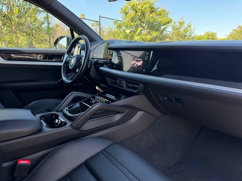 Certified 2024 Porsche Cayenne AWD/4WD image 24
