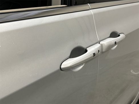 Used 2022 Chrysler Pacifica Touring-L image 13