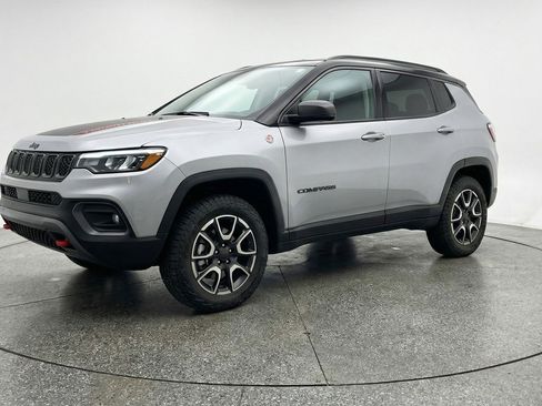 Used 2025 Jeep Compass Trailhawk AWD/4WD image 3