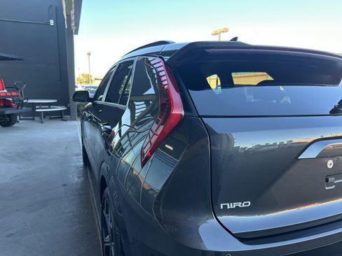Used 2023 Kia Niro EX Touring image 13
