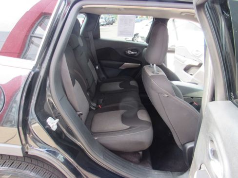 Used 2018 Jeep Cherokee Latitude FWD image 17