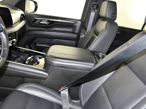 Used 2025 Chevrolet Suburban Z71 image 40