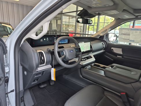 New 2025 Ford Expedition Active image 12