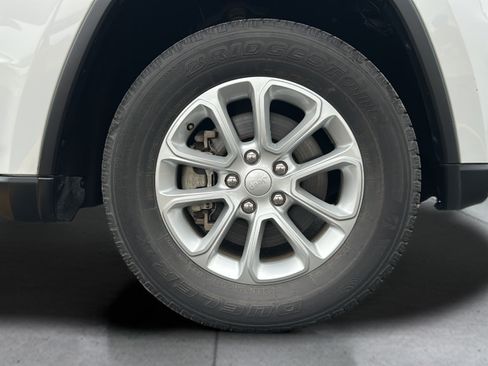 Used 2021 Jeep Grand Cherokee Laredo RWD image 32