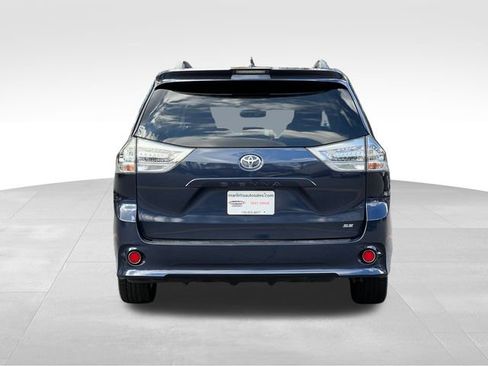 Used 2018 Toyota Sienna SE image 4