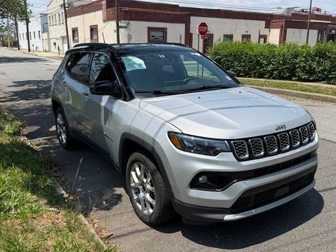 Used 2025 Jeep Compass Limited AWD/4WD image 4