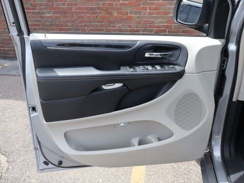 Used 2016 Chrysler Town & Country Touring-L FWD image 10