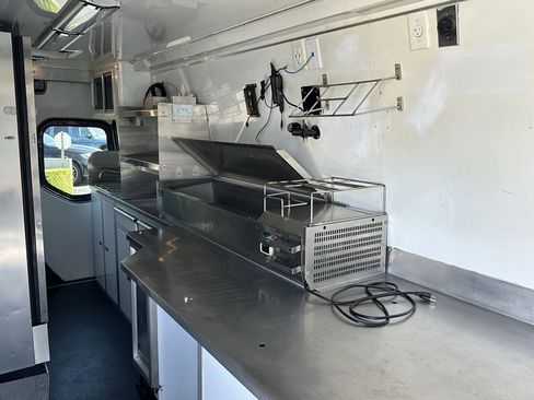 Used 2020 Mercedes-Benz Sprinter 4500 image 24