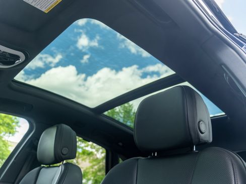 Certified 2023 Porsche Macan S AWD/4WD image 36