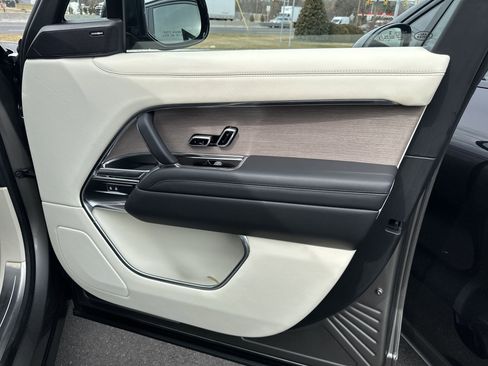 Used 2023 Land Rover Range Rover SE image 13