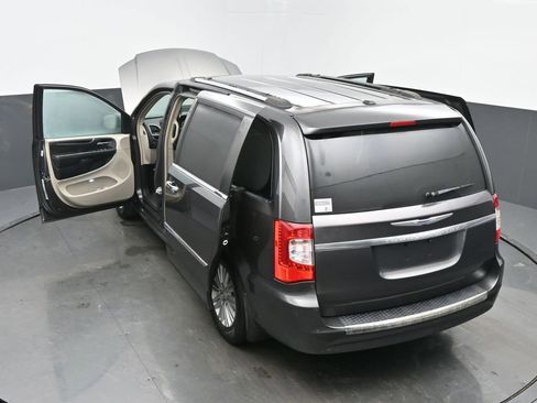 Used 2015 Chrysler Town & Country Limited image 64