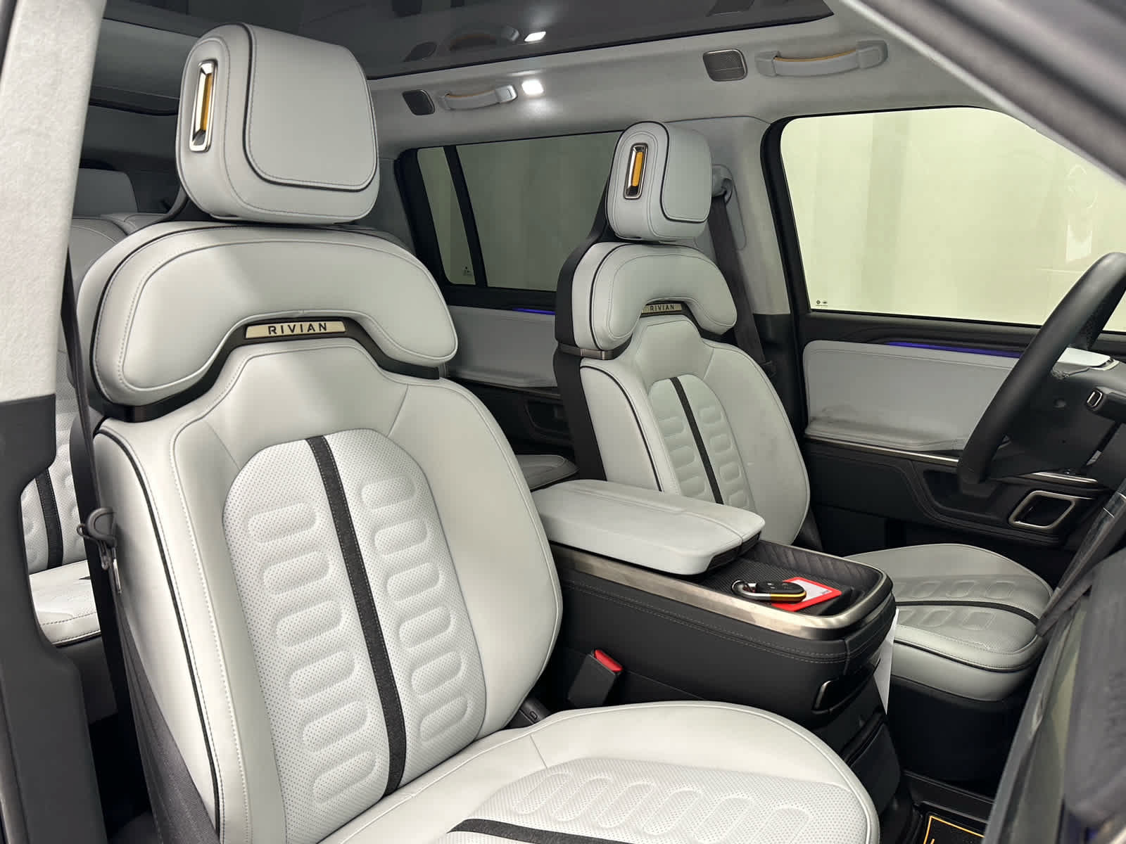 Used 2024 Rivian R1S Adventure Dual AWD/4WD image 19