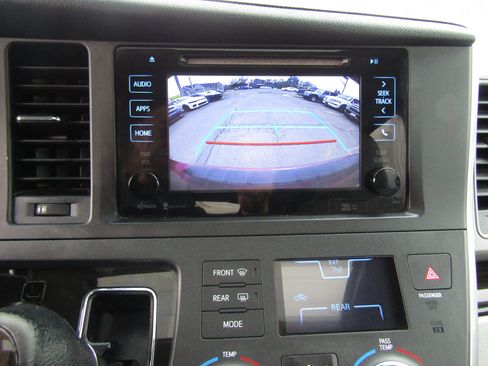 Used 2015 Toyota Sienna XLE w/ XLE Navigation Package image 27