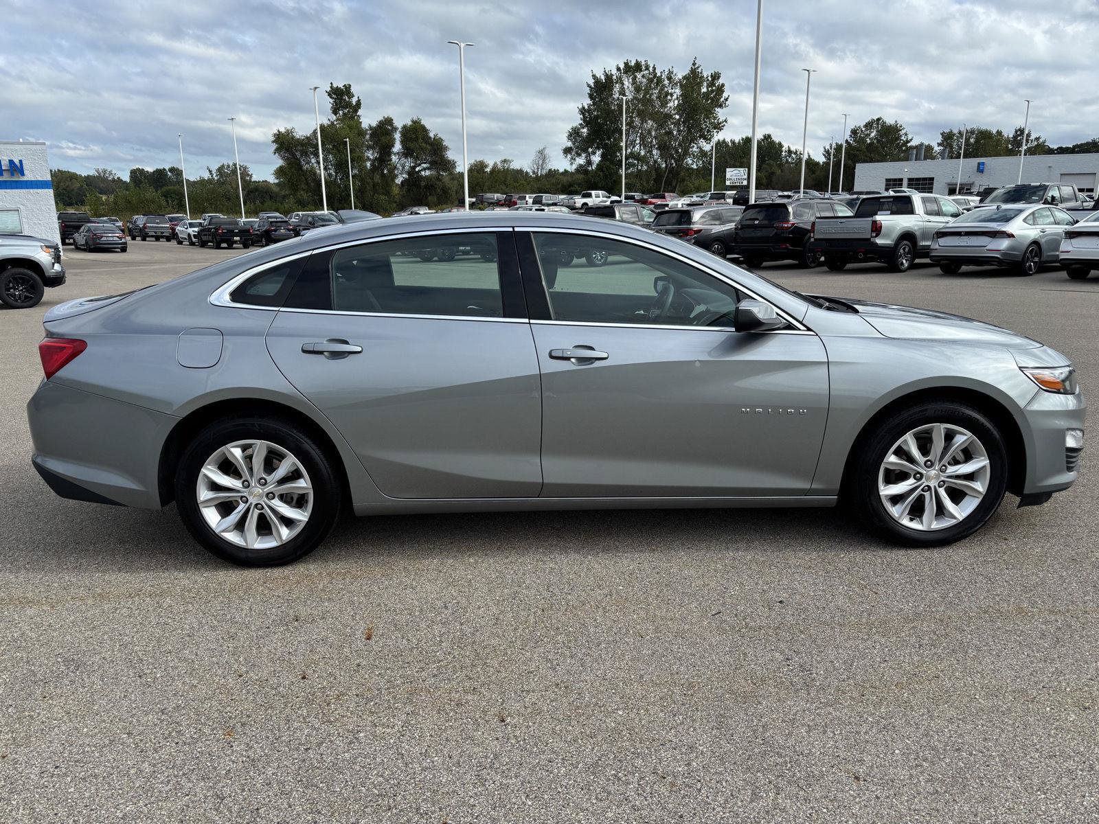 Used 2025 Chevrolet Malibu LT FWD image 4