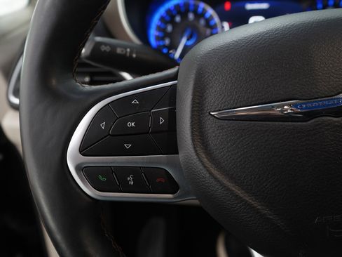 Used 2018 Chrysler Pacifica Touring-L Plus FWD image 28
