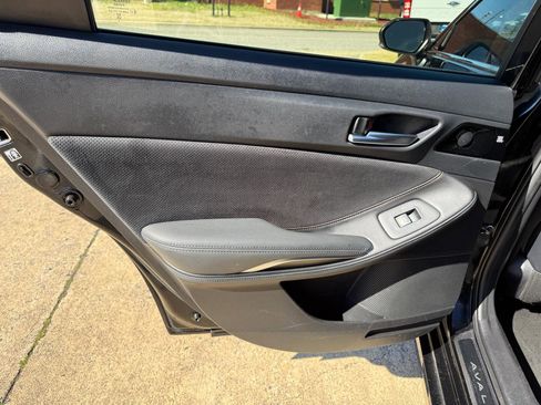 Used 2019 Toyota Avalon XSE image 30