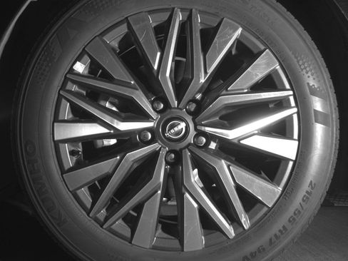 Used 2025 Nissan Altima 2.5 SV FWD image 12