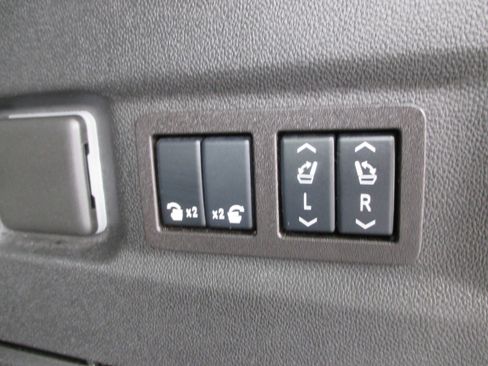 Used 2025 Chevrolet Suburban Z71 w/ Comfort Package AWD/4WD image 11