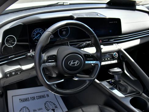 Used 2025 Hyundai Elantra Limited image 16