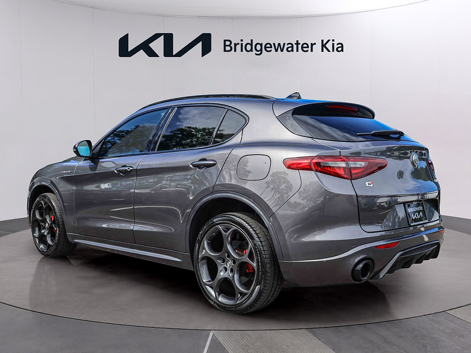 Used 2023 Alfa Romeo Stelvio Veloce AWD/4WD image 4