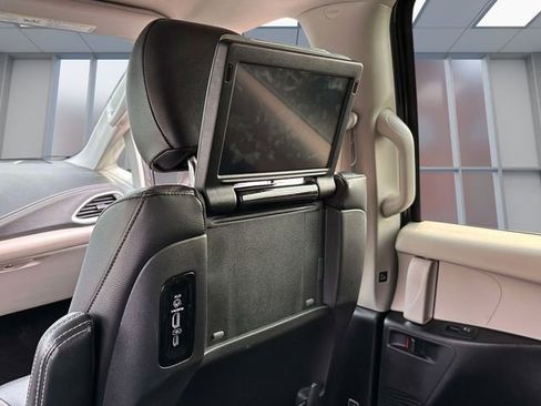 Used 2022 Chrysler Pacifica Touring-L w/ Uconnect Theater Family Group FWD image 21