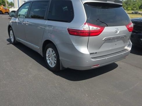 Used 2017 Toyota Sienna XLE w/ XLE Navigation Package FWD image 7