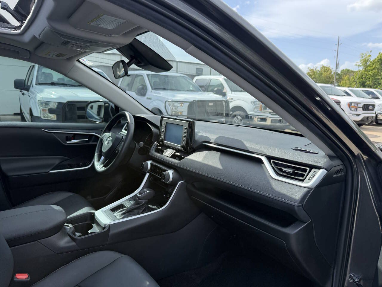 Used 2021 Toyota RAV4 XLE Premium FWD image 9