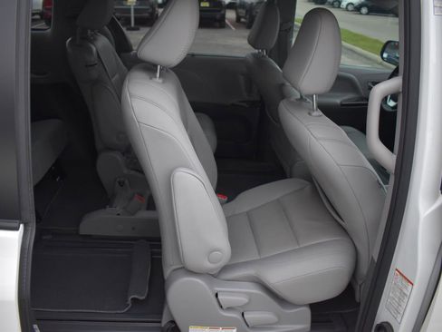 Used 2020 Toyota Sienna XLE image 45