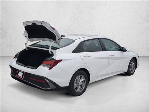 New 2026 Hyundai Elantra SE FWD image 2