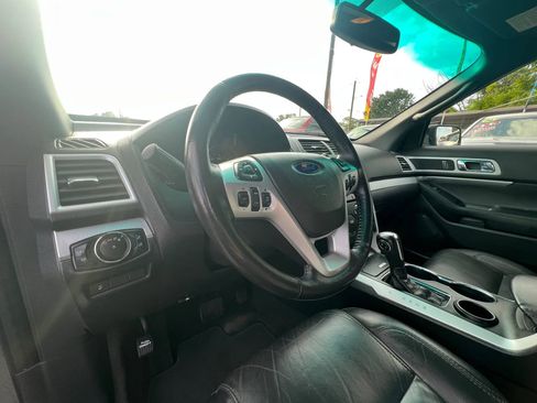 Used 2015 Ford Explorer XLT w/ Equipment Group 202A FWD image 11