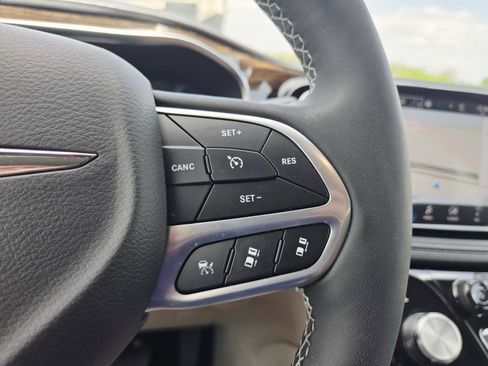 Used 2024 Chrysler Pacifica Limited image 26