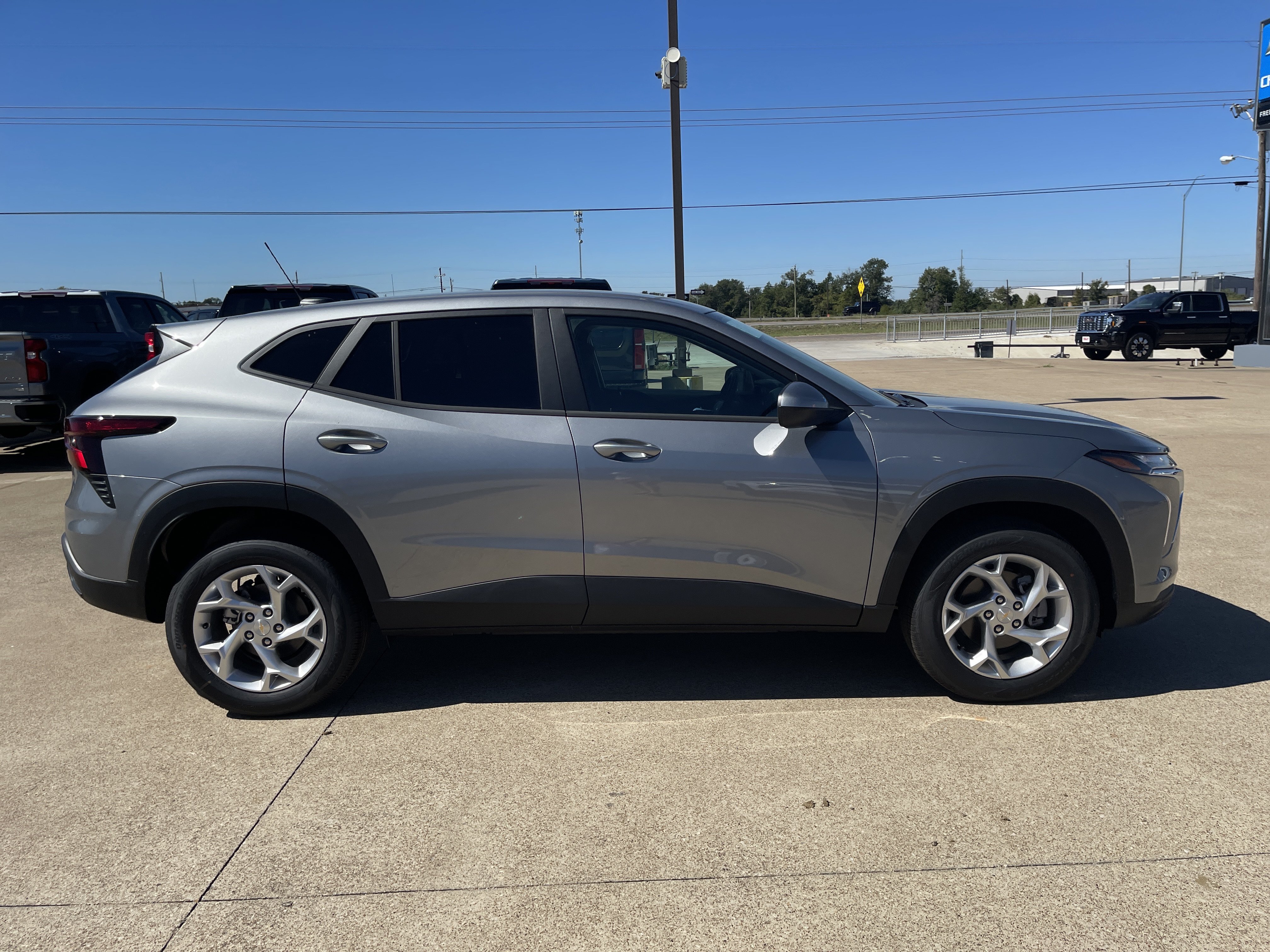 New 2026 Chevrolet Trax LS w/ LS Convenience Package FWD image 3