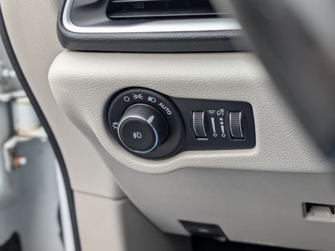 Used 2018 Chrysler Pacifica Touring-L image 31