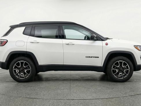 Used 2025 Jeep Compass Trailhawk image 11