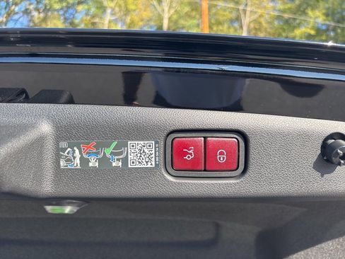 Used 2025 Mercedes-Benz E 350 4MATIC Sedan image 10