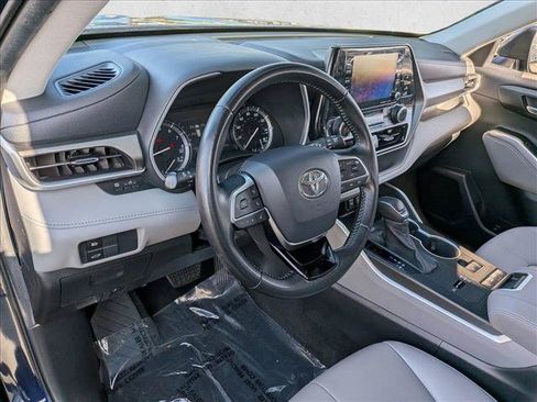 Used 2020 Toyota Highlander XLE FWD image 9