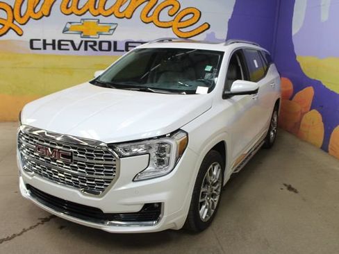 Used 2022 GMC Terrain Denali w/ Denali Premium Package AWD/4WD image 4