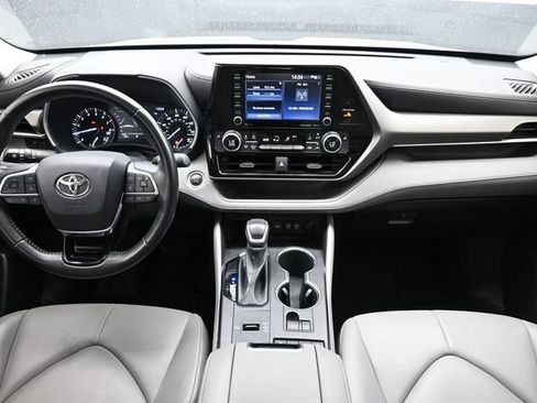 Used 2021 Toyota Highlander XLE FWD image 22