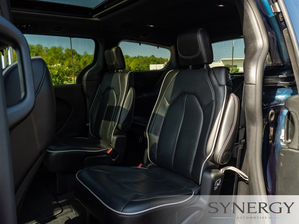 Used 2025 Chrysler Pacifica Limited FWD image 14